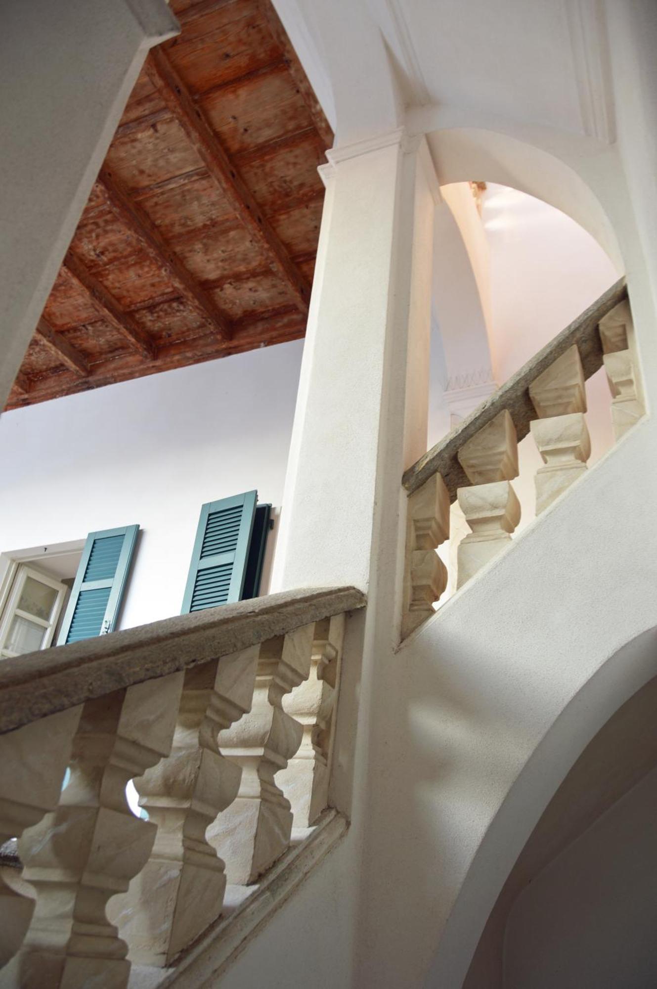 Villa Maghetti - Modernized Flat In Historic Palazzo In The Center Of Luino Exterior photo